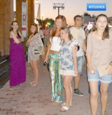 Atitudinea: Bianca Drăguşanu face trotuarul în faţa propriului magazin din Mamaia